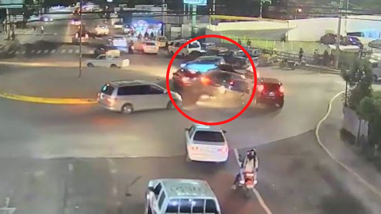 Captan momento en que conductor a exceso de velocidad impacta contra 4 carros en Tegucigalpa