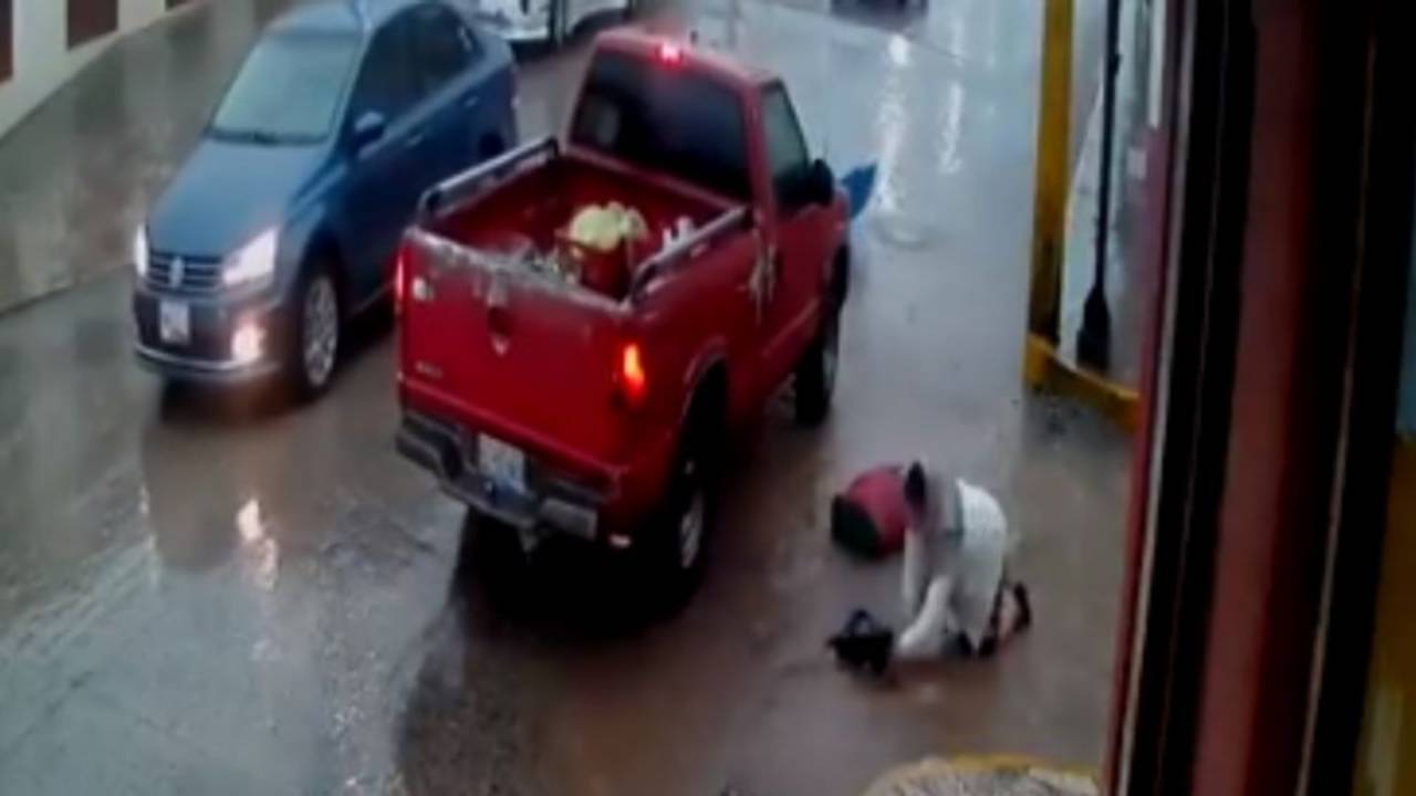 Cámaras captan momento en que una camioneta embistió a dos mujeres en México
