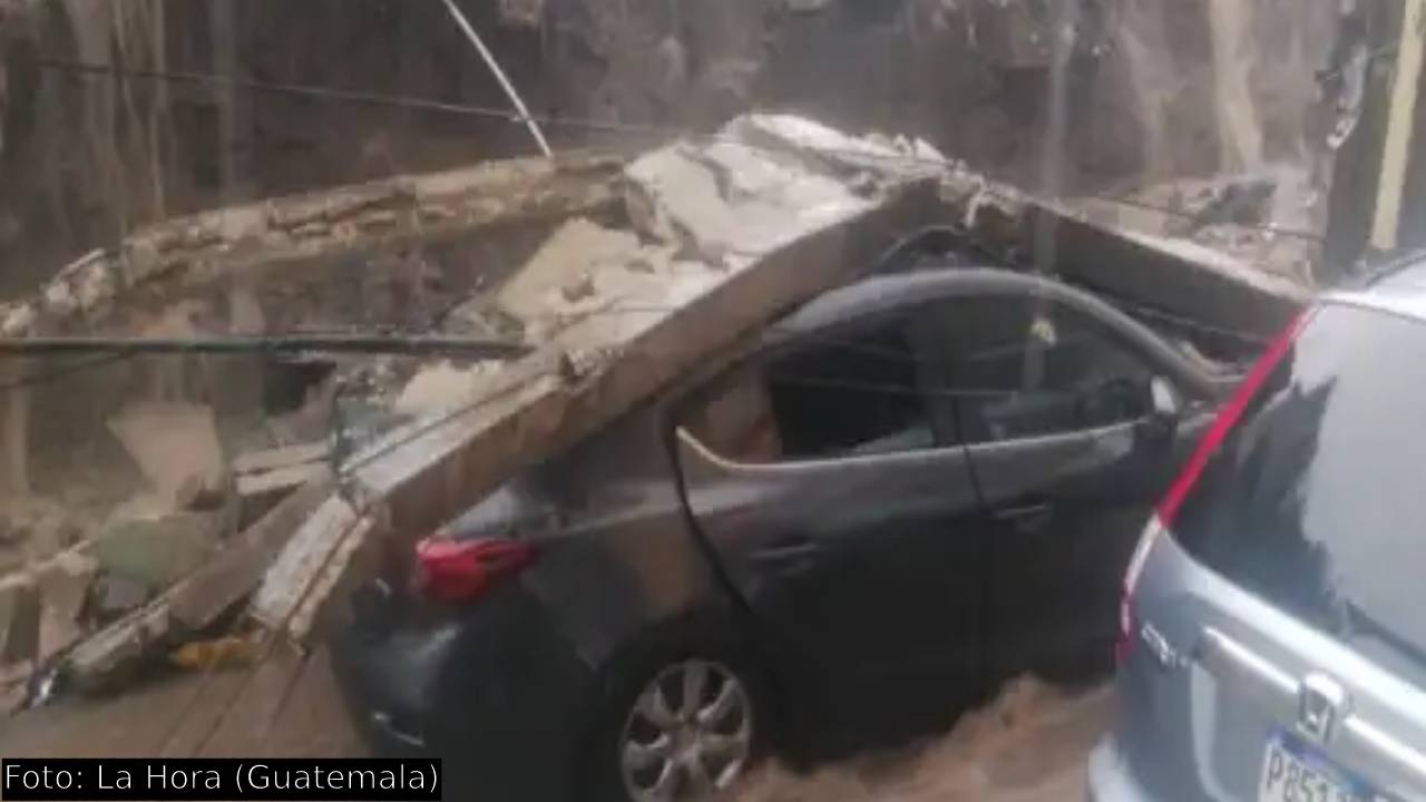 Cámaras captan momento en que pared se desploma sobre varios vehículos; hay varios heridos