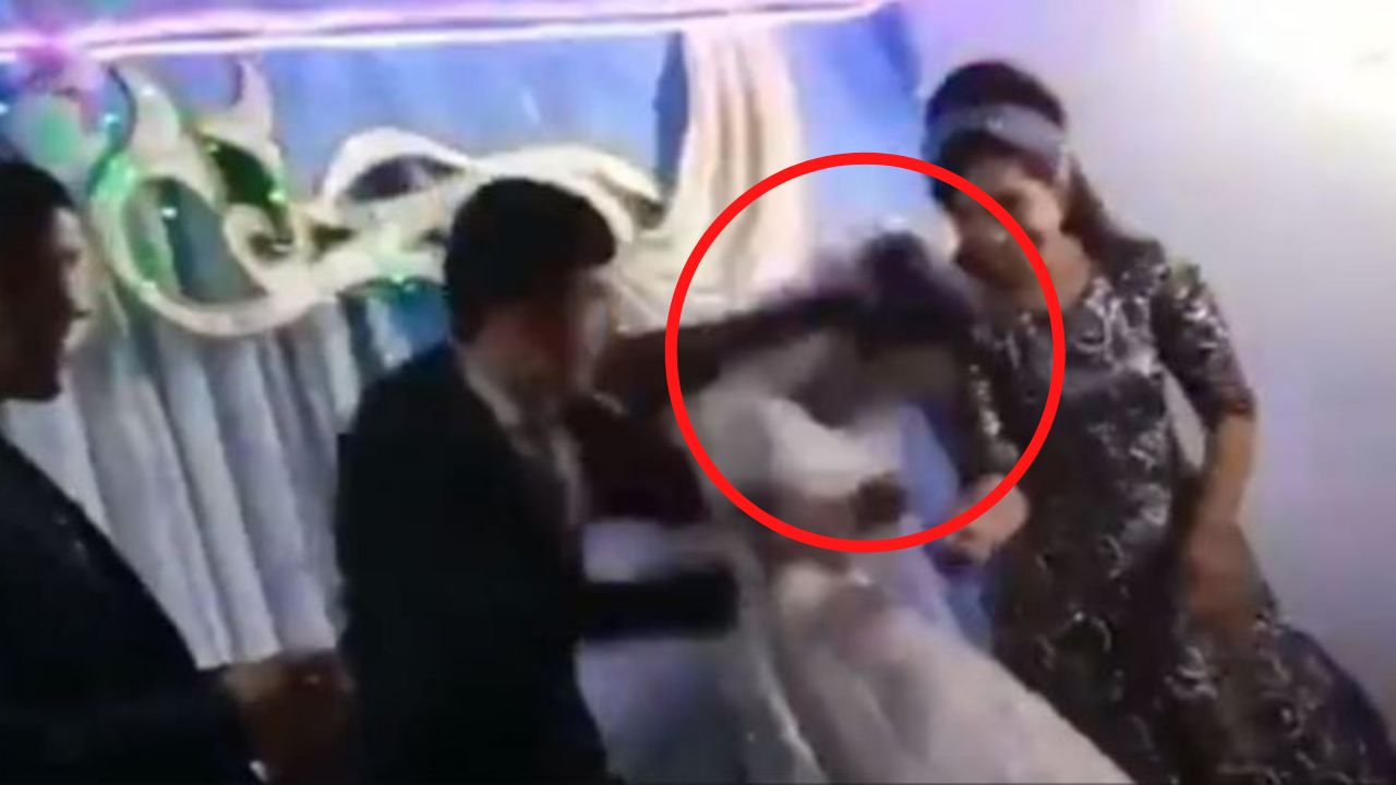 ¡Indignante! Hombre le pega en la cabeza a su esposa en plena  boda por esta insólita razón