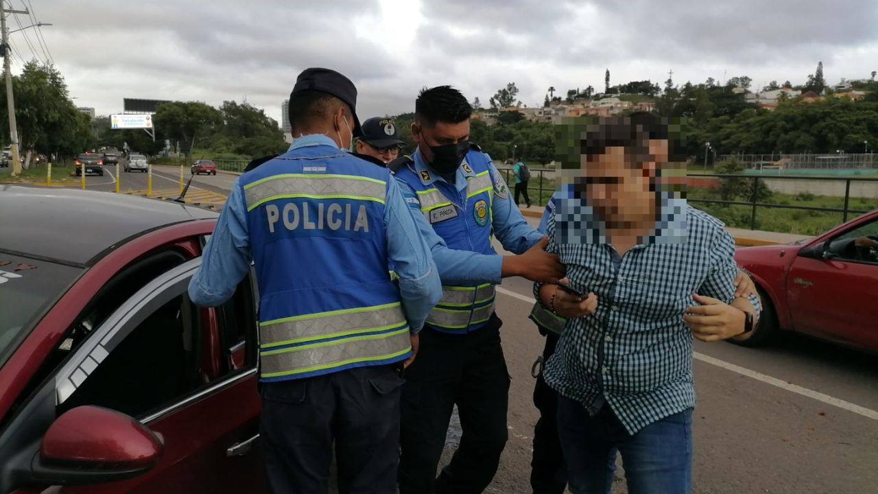'Yo me estacioné bien': hondureño en aparente estado de ebriedad intenta mover su carro tras aparatoso accidente
