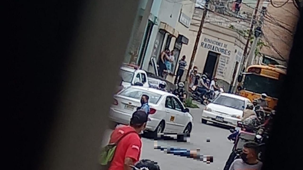 Lo interceptaron, lo bajaron  del auto y lo acribillaron en Comayagüela
