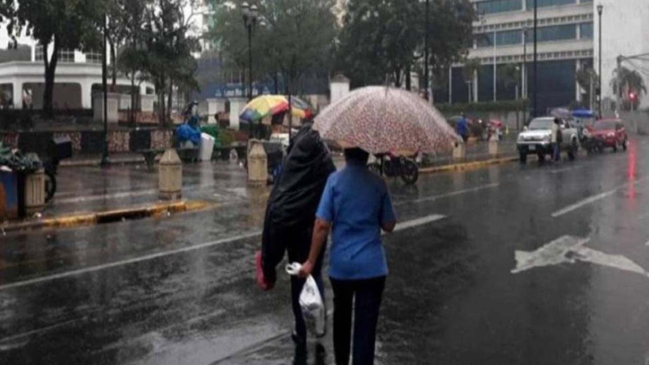 Desplazamiento de onda tropical deja fuertes lluvias sobre estas zonas de Honduras