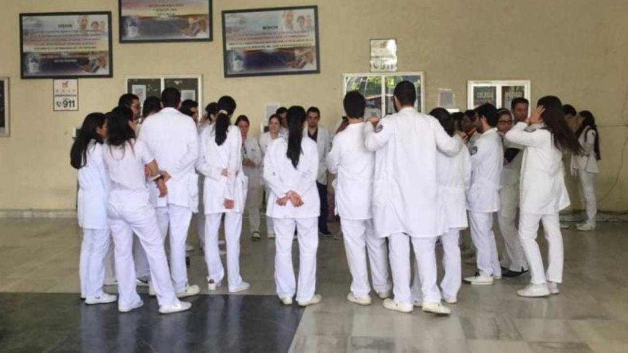 Médicos internos se declaran en 'calamidad económica' y abandonan salas de emergencia