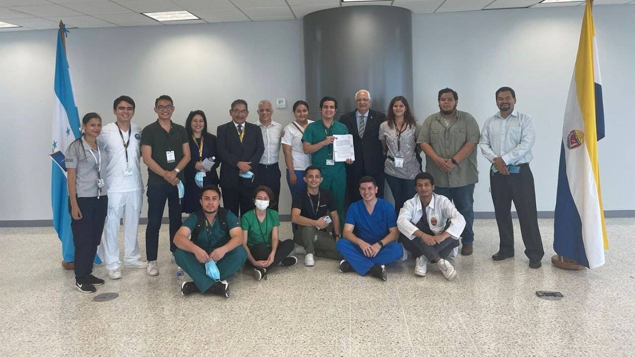 Imagen de Médicos internos no retornarán a hospitales hasta recibir pago de salario beca, pese a acuerdo