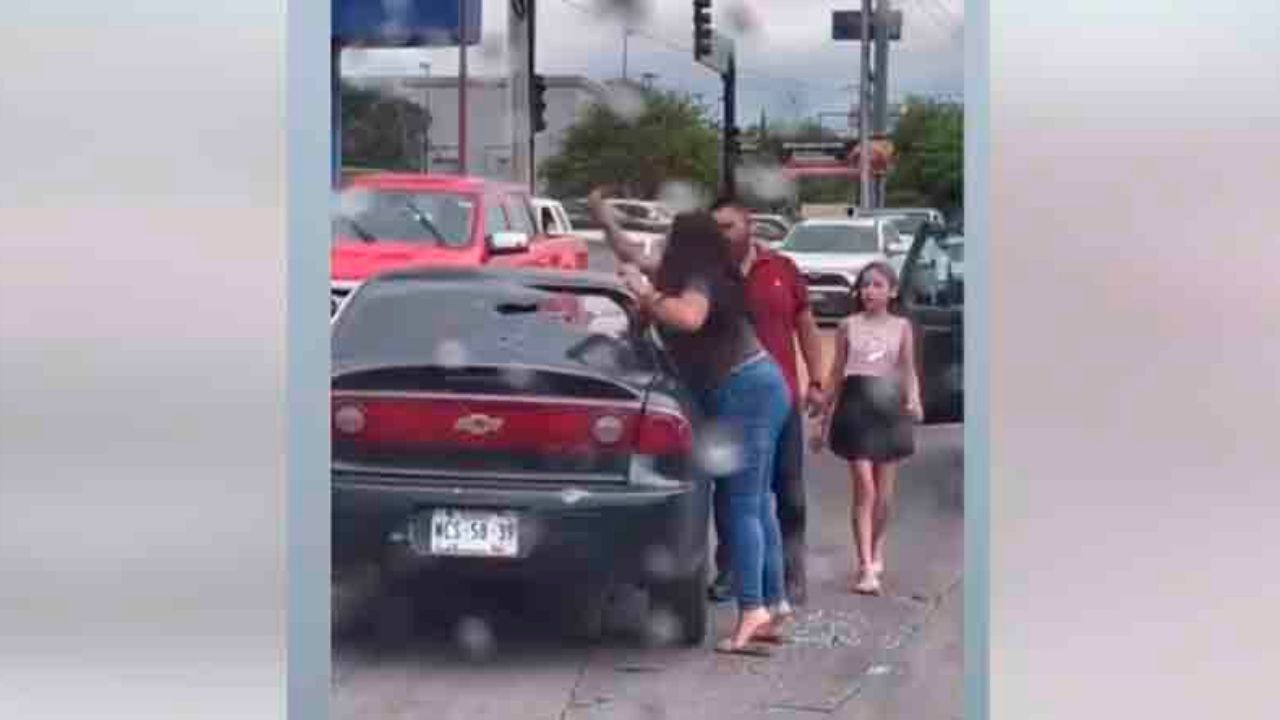 Mujer destruye el carro de su novio en pleno tráfico por 'infiel'