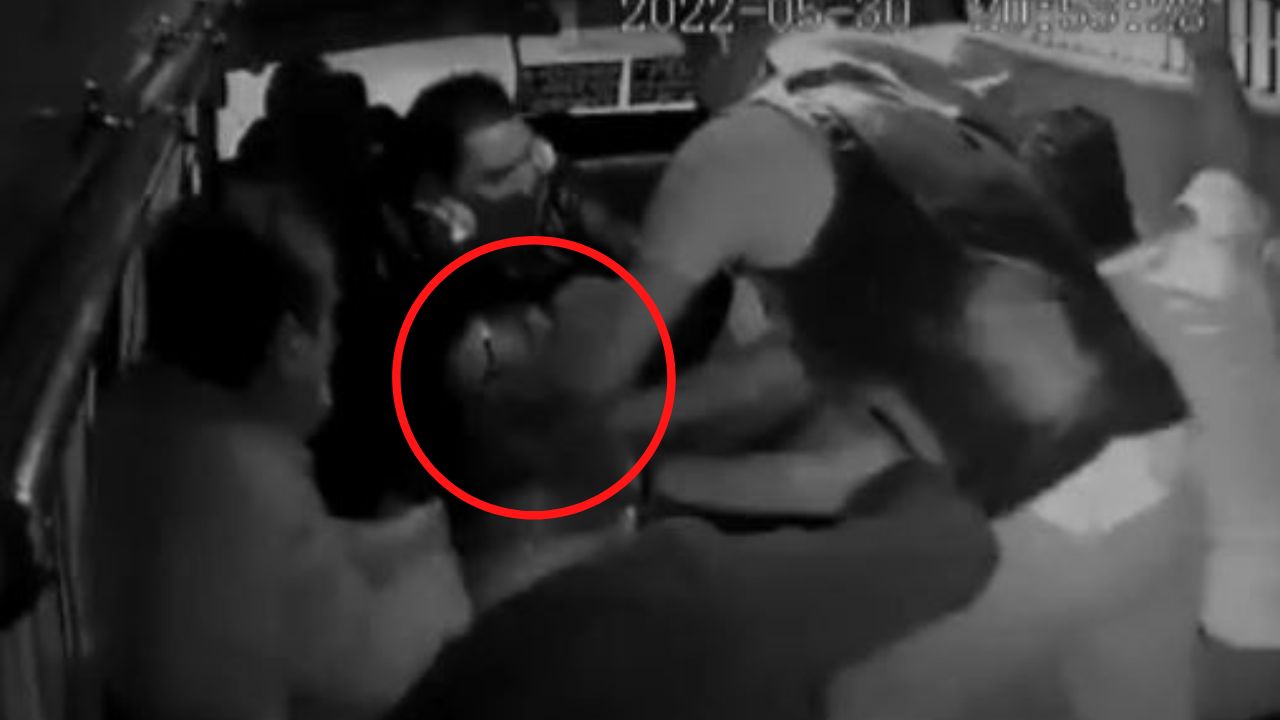 ¡Vídeo! Sujeto intenta robar a pasajeros de bus y ellos le respondieron con esta tremenda golpiza