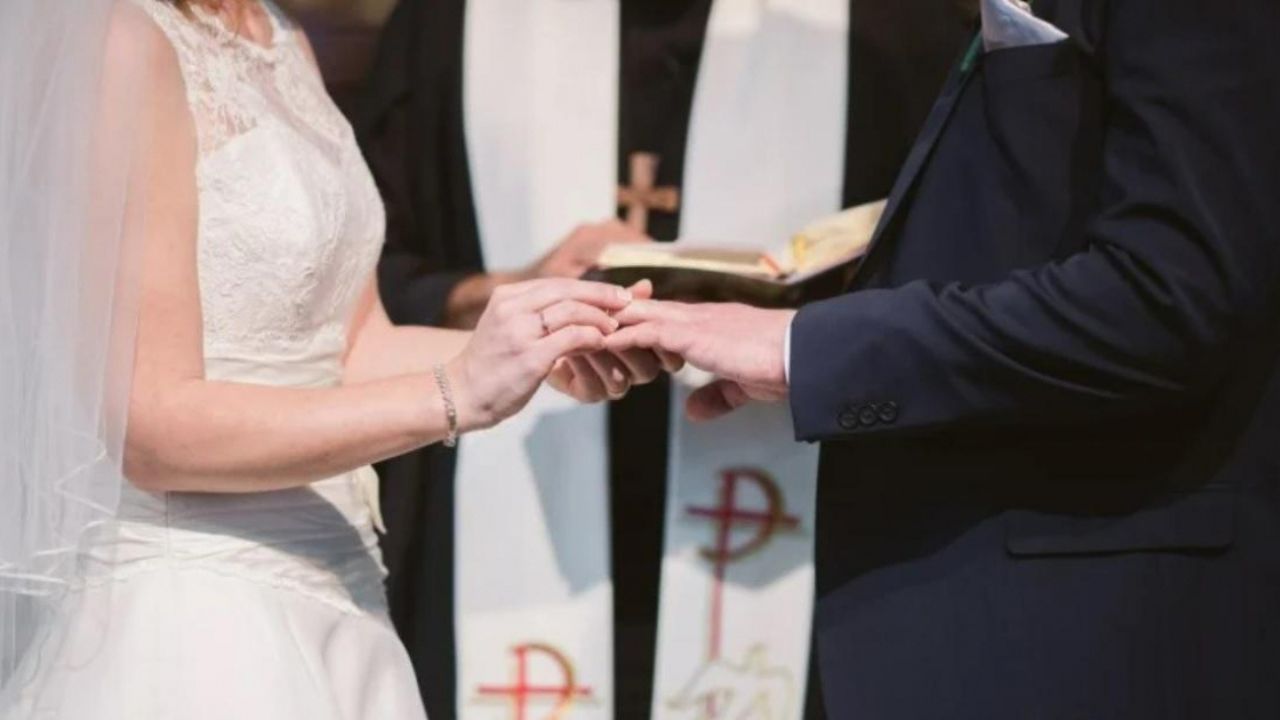 Sacerdote casó a una pareja y le confesó a la mujer haber sostenido relaciones con su esposo