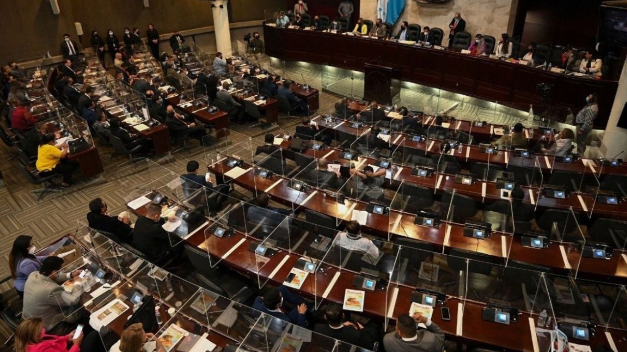 Diputados presentan problemas estomacales y suspenden sesión legislativa, convocan para el lunes