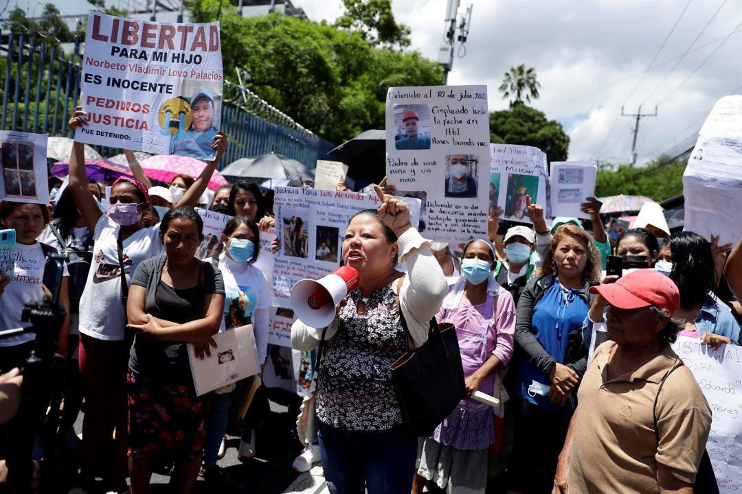 Familiares de salvadoreños detenidos en régimen de excepción piden libertad