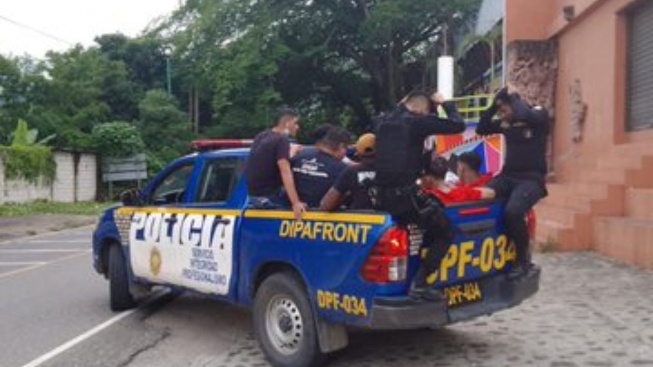 Policía de Guatemala intercepta a 70 migrantes que habían ingresado desde Honduras