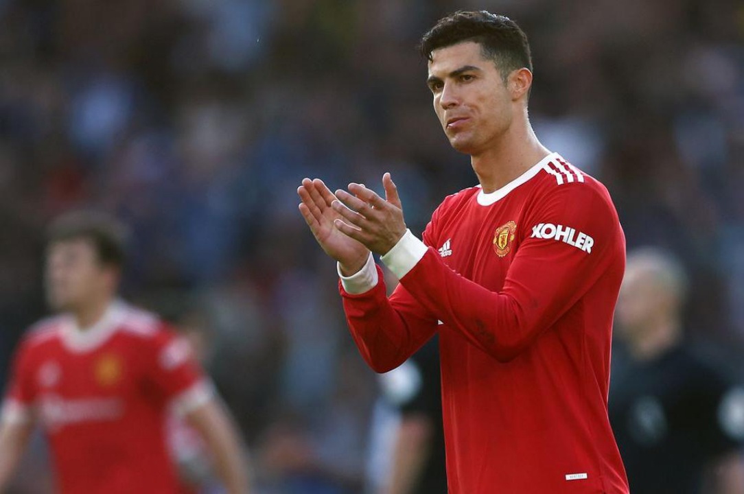 Cristiano Ronaldo viaja a Manchester a la espera de conocer su futuro