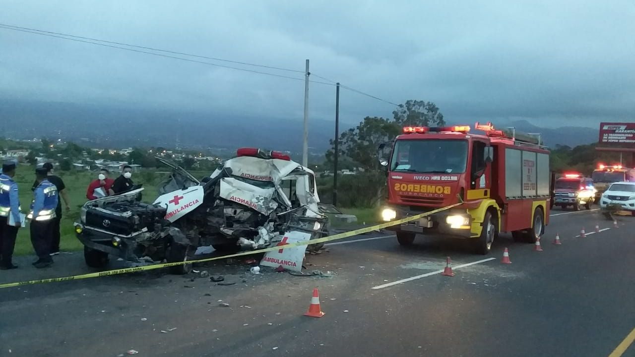 Mueren tres personas que iban en ambulancia al impactar con rastra en Amarateca