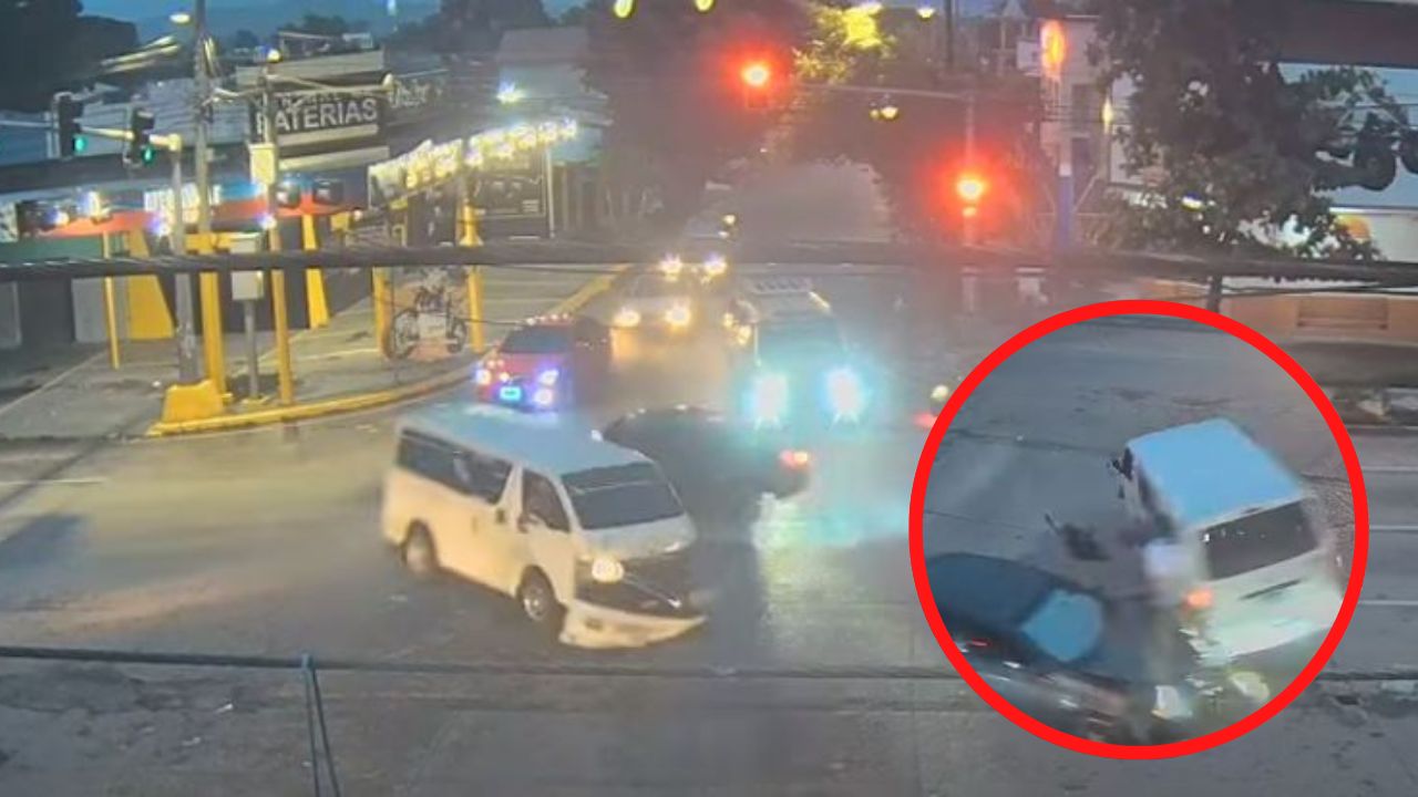 Conductor de rapidito se pasa semáforo en rojo y provoca aparatoso accidente en San Pedro Sula
