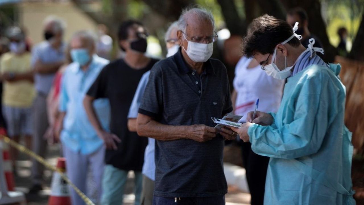 Casos de covid suben 30 % en dos semanas y OMS advierte de una nueva ola mundial