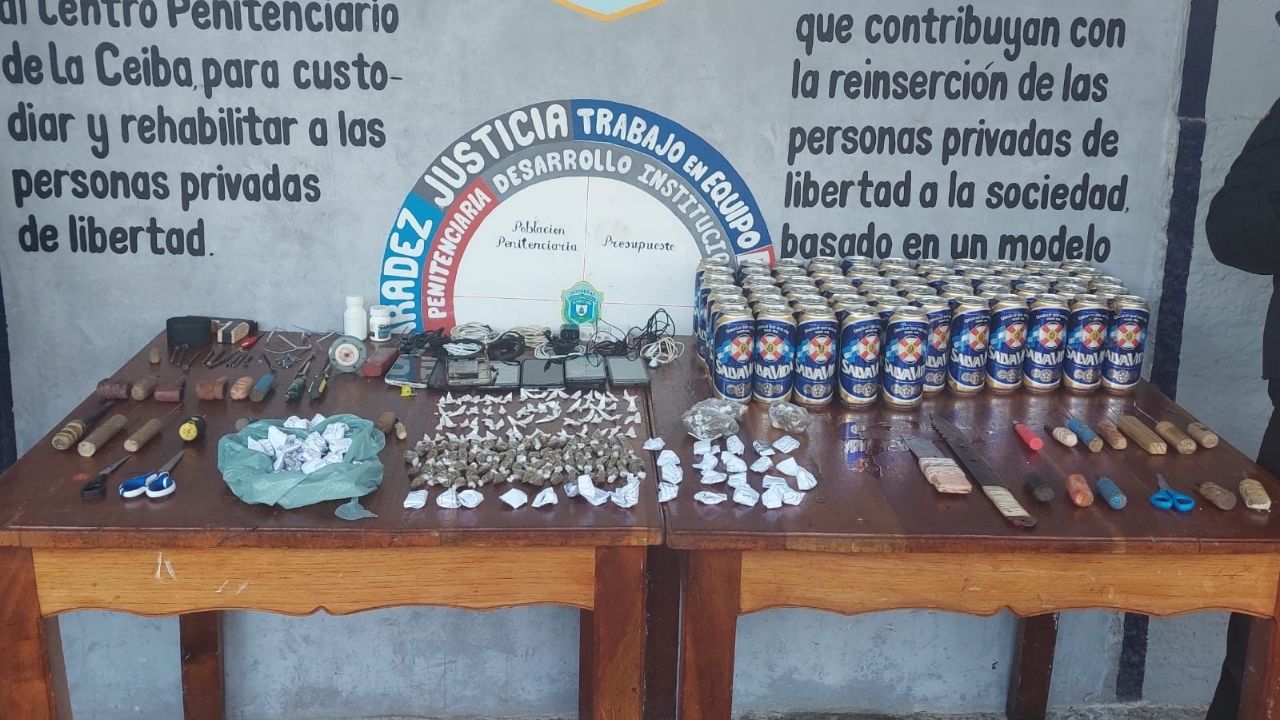Supuesta droga, celulares y hasta cervezas, esto es lo decomisado en cárcel de La Ceiba