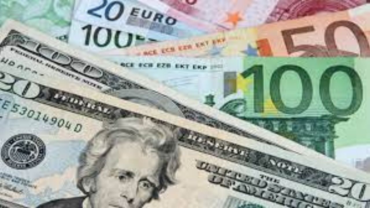 Cae el euro por debajo del dólar por primera vez desde 2002