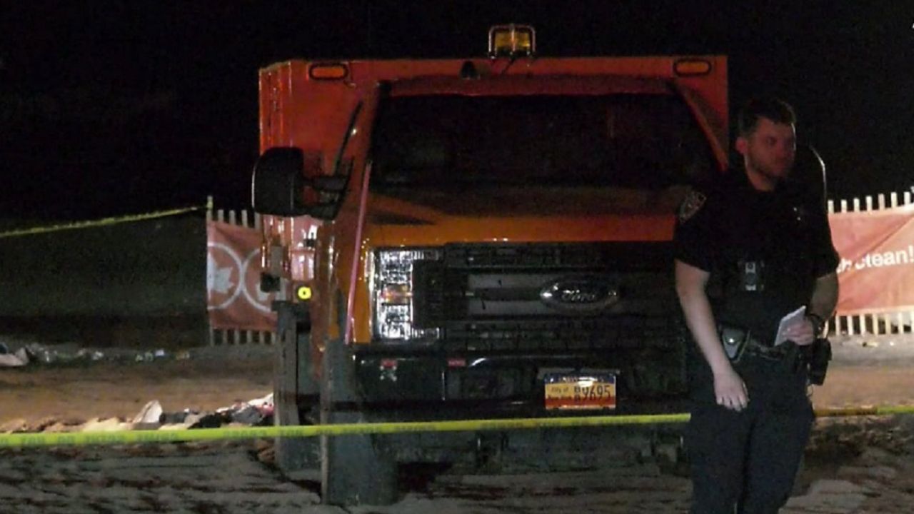 La insólita muerte de un hombre cuando dormía en la playa y fue aplastado por camión de limpieza en EE. UU.