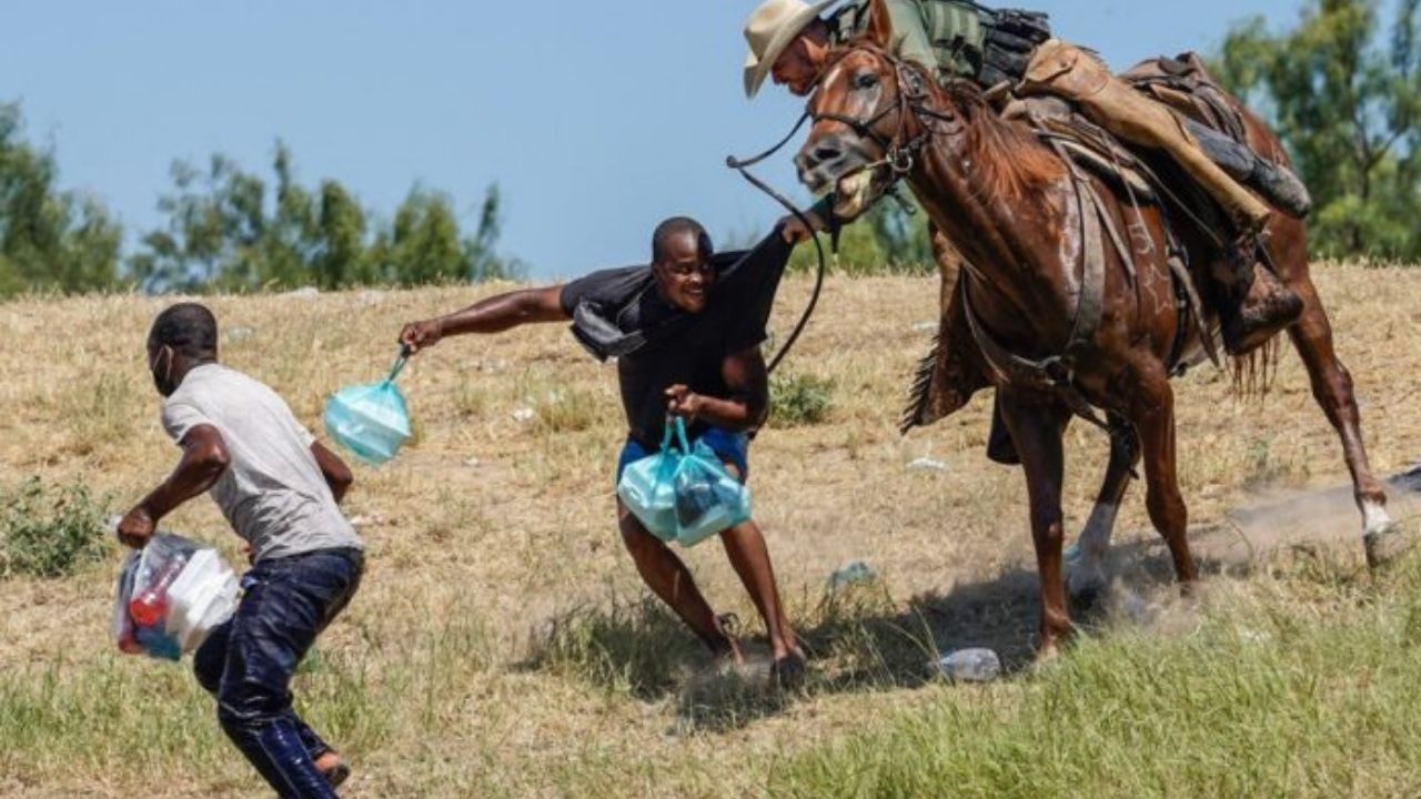 EE. UU. sanciona a cuatro agentes fronterizos por hostigamiento a migrantes haitianos
