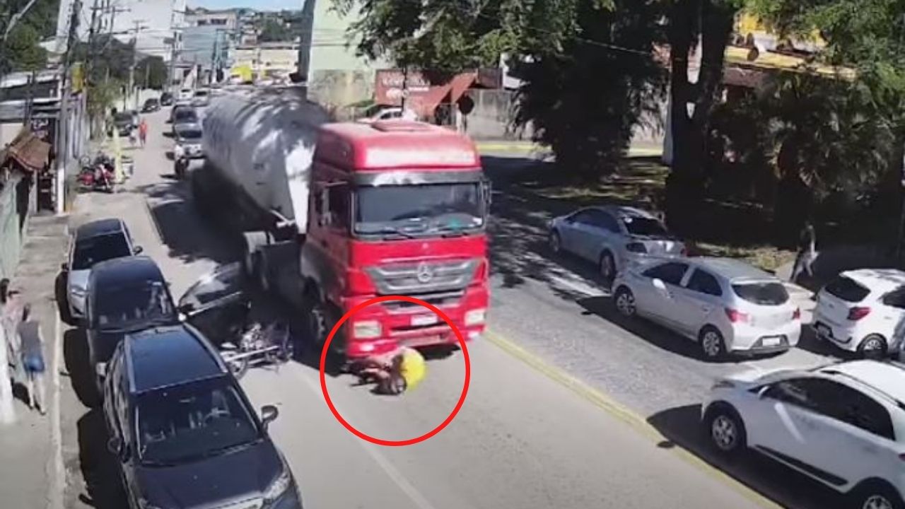 Video: no le tocaba morir, motociclista terminó debajo de un camión
