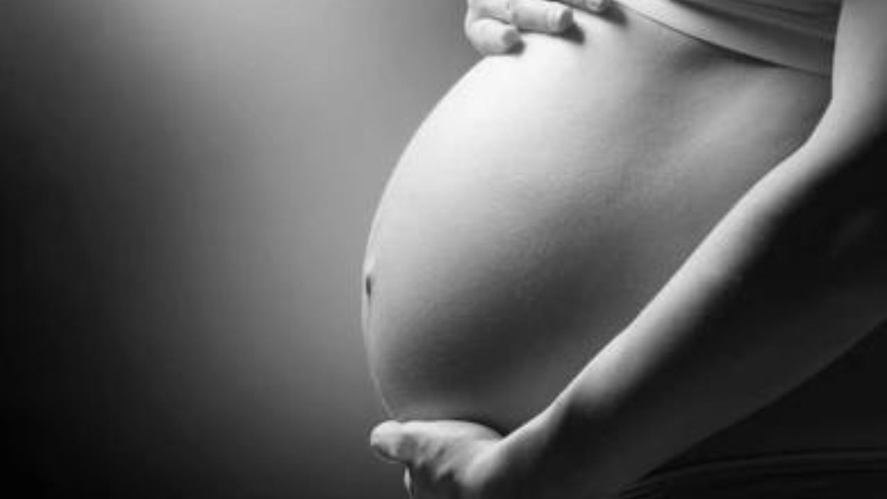 Joven mata a mujer embarazada y luego le saca el bebé