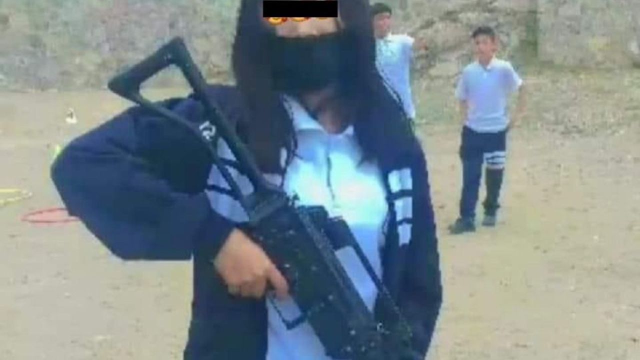 Se desatan críticas  por imágenes de niños usando armas de grueso calibre en colegios