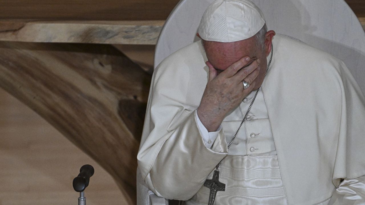 El papa deja puerta abierta a la renuncia y dice que no sería una catástrofe