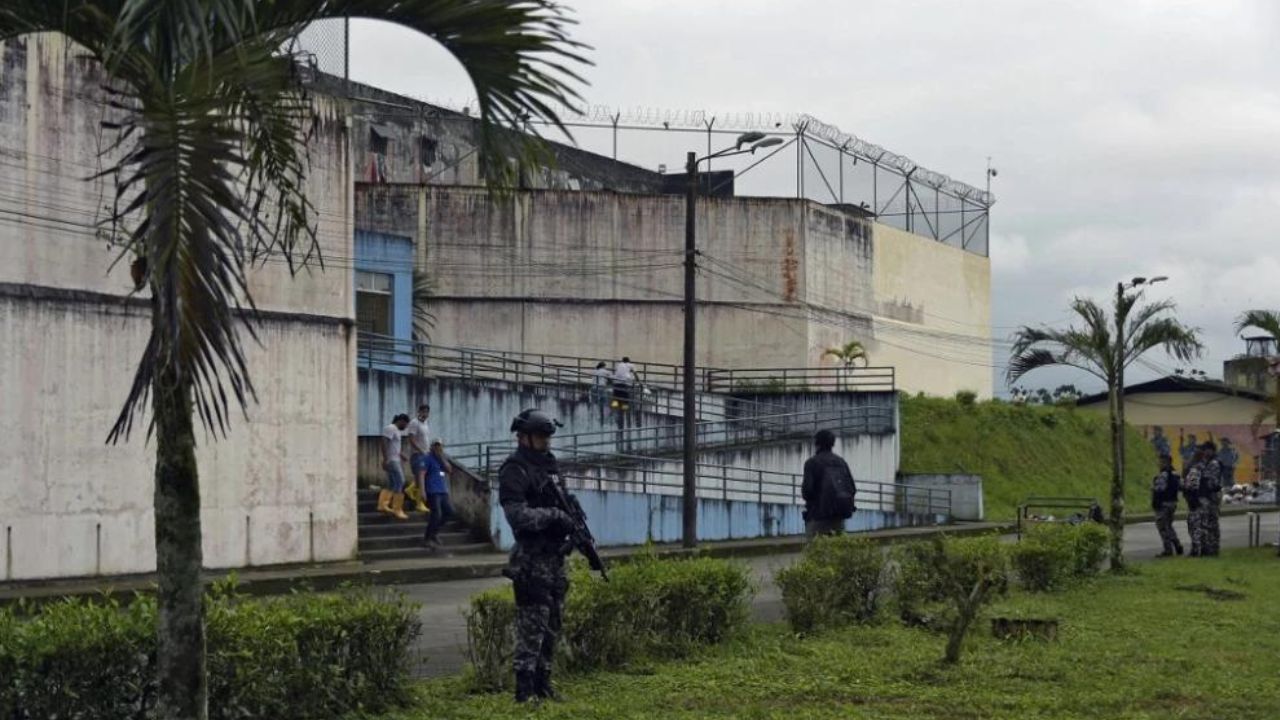 Unos 13 reclusos muertos y dos heridos deja riña en cárcel de Ecuador