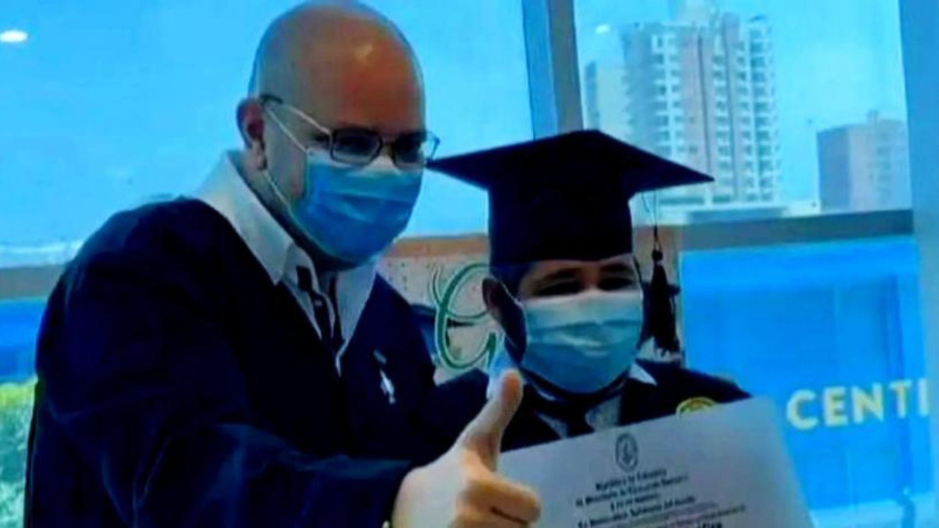 Rector organiza en sala de hospital graduación de joven que sufre leucemia