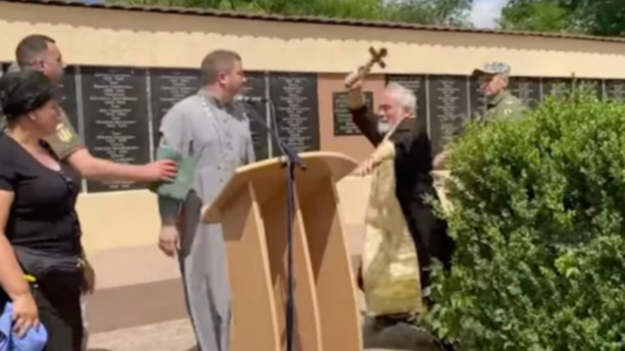 Video: sacerdote ruso golpea a cura ucraniano en un funeral
