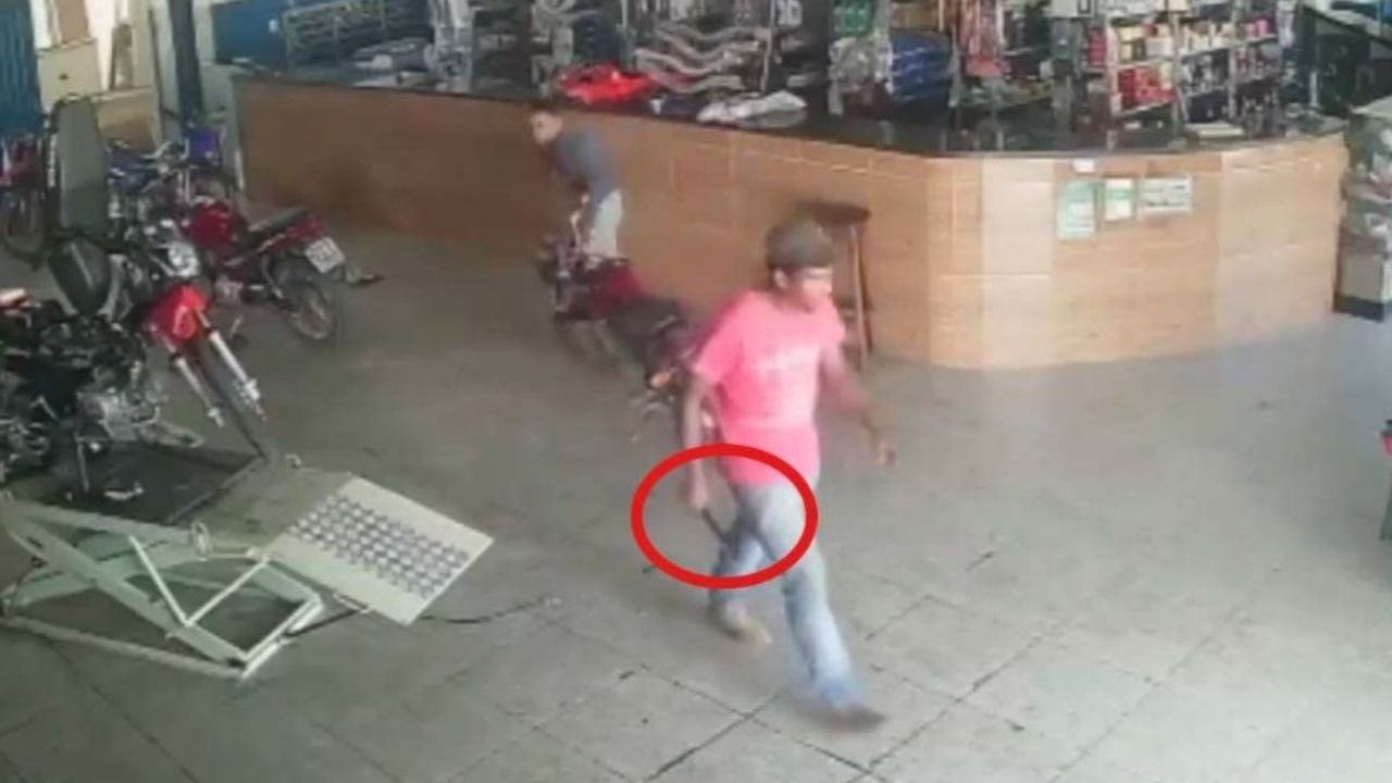 Video: Hombre llega a taller mecánico a apuñalar al supuesto amante de su pareja