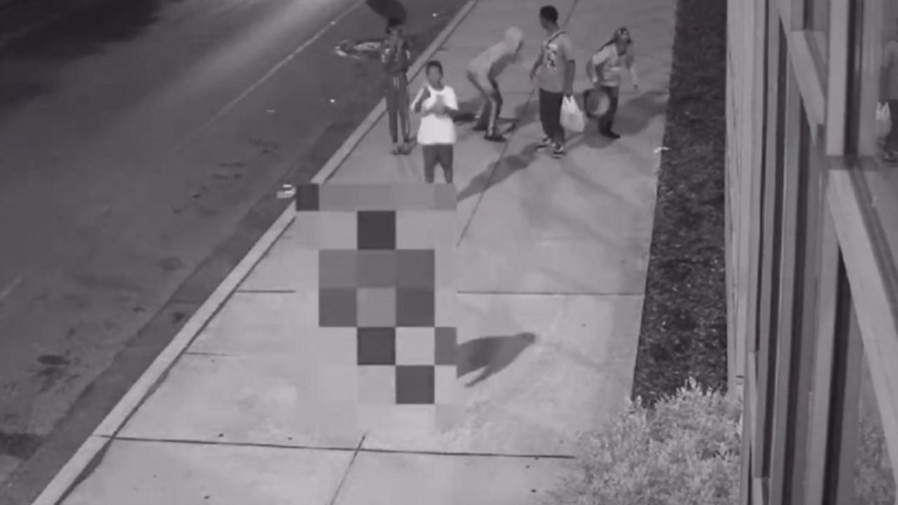 Vídeo de adolescentes golpeando salvajemente a un anciano causa indignación en redes