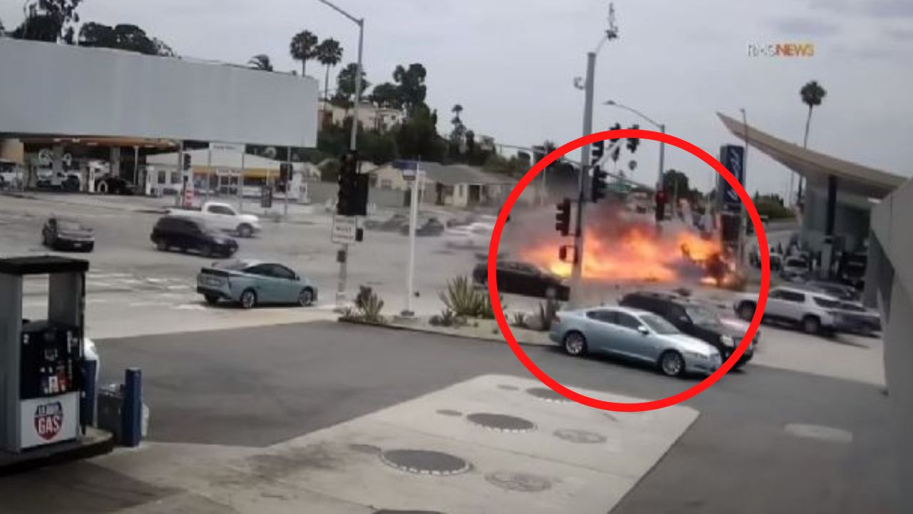 Video: Pasa semáforo en rojo y causa muerte de cinco personas