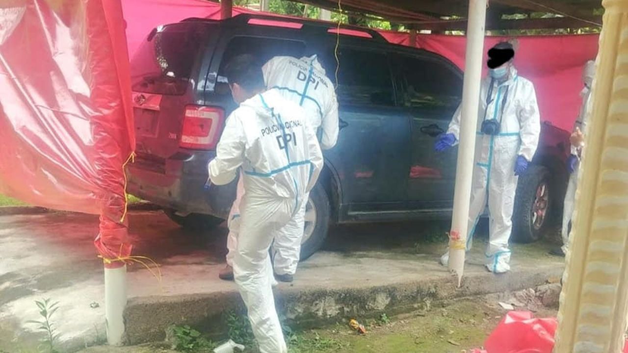 Sin placas, debajo de una galera y cubierto con una carpa roja: así encontraron el vehículo de Belkis Molina
