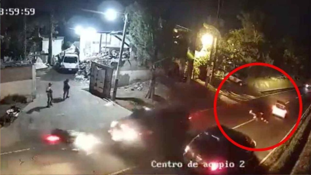 Impactante video muestra a motociclista salir  volando al intentar rebasar un vehículo