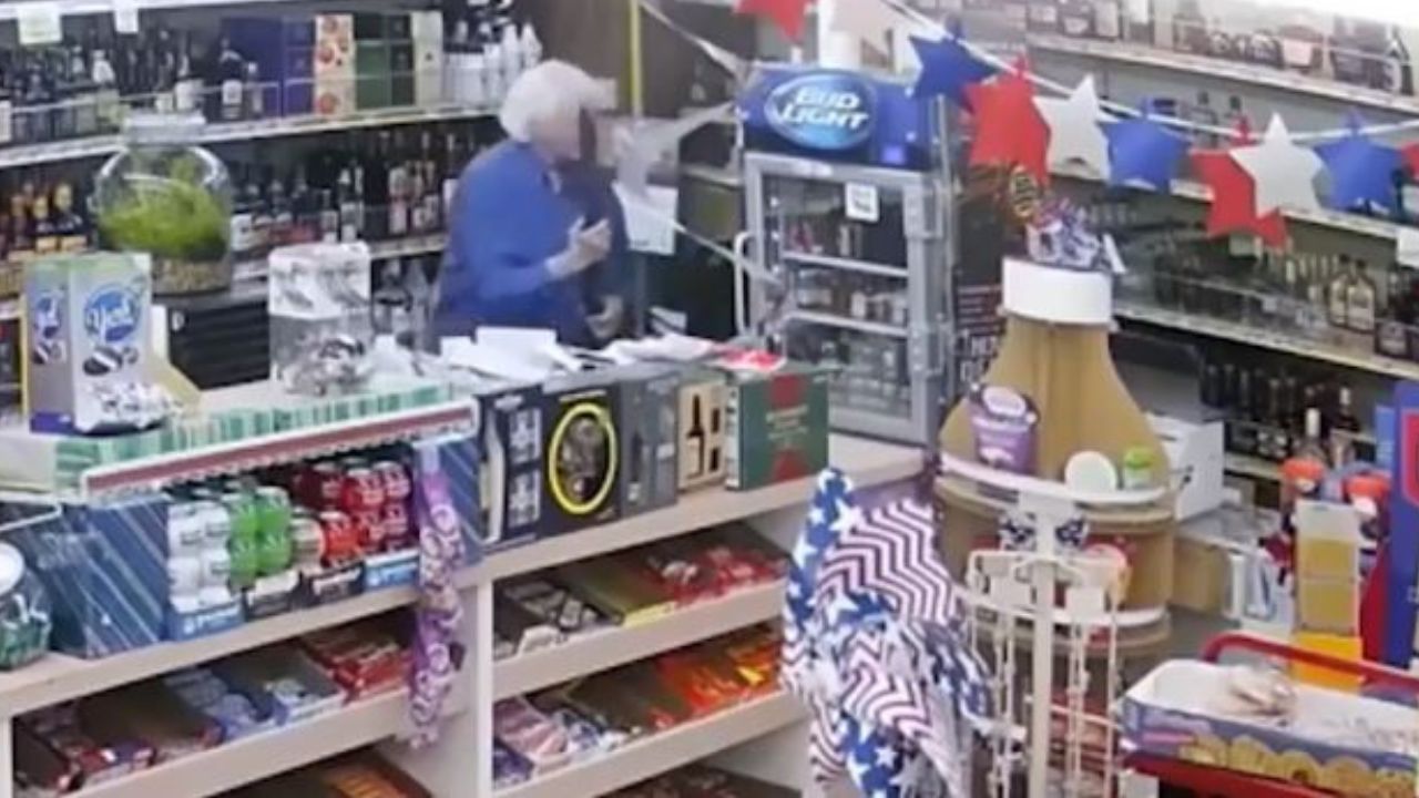 Vídeo: Con un AR-15, abuelo de 80 años sacó a disparos a ladrón que entró a su tienda en California