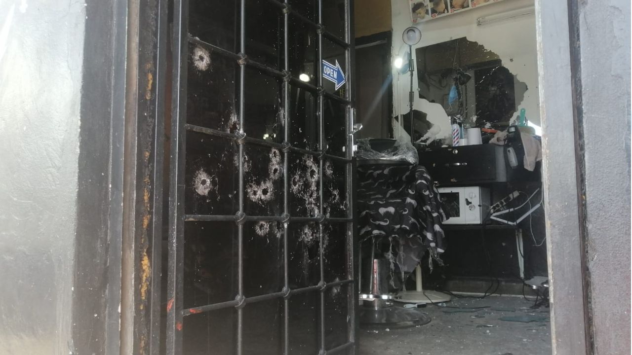 Delincuentes atacan a balazos una barbería en colonia capitalina