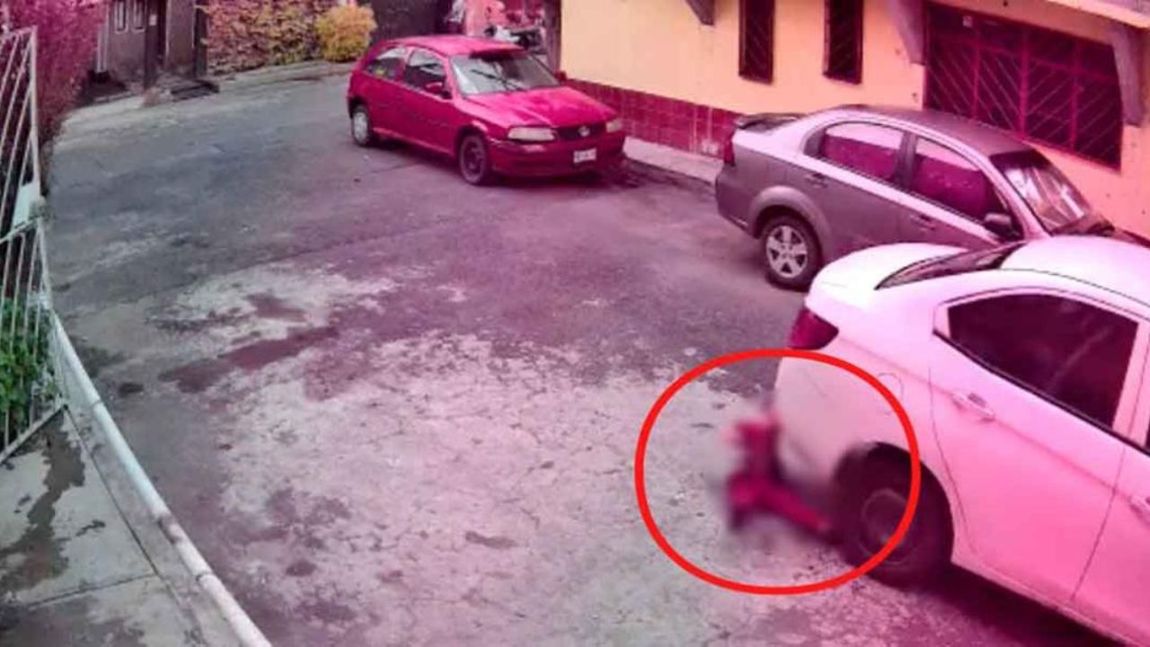 ¡Fuerte vídeo! Conductor retrocede y atropella a niño de 3 años en México