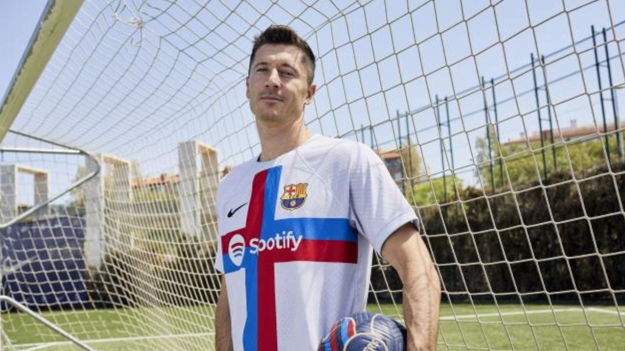 El Barcelona presenta la tercera equipación inspirada en la Creu de Sant Jordi