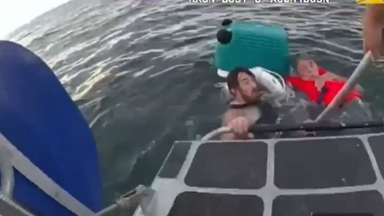 Video: rescatan a padre e hijo que se aferraban a una hielera cuando su bote se hundió en Boston