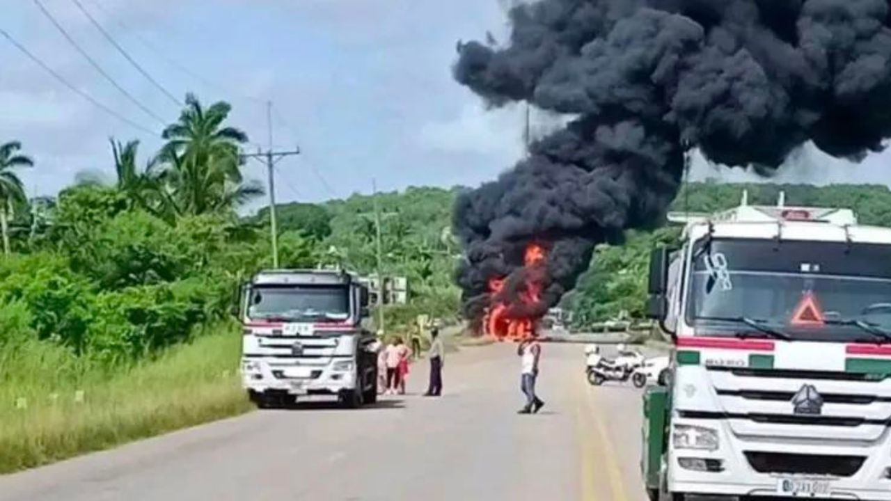 Un camión cisterna de petróleo se incendia en carretera de Cuba