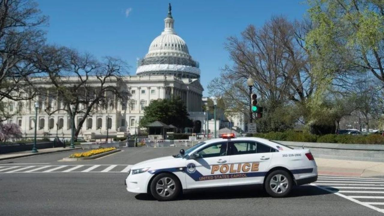 Hombre se suicida tras estrellar su coche contra una valla del Capitolio de EE. UU.