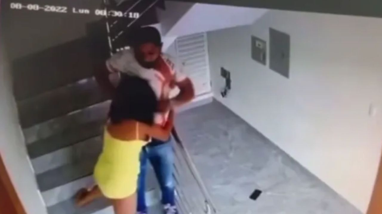 ¡Salvaje! En video quedó captada la golpiza de un hombre a una mujer en Santo Domingo