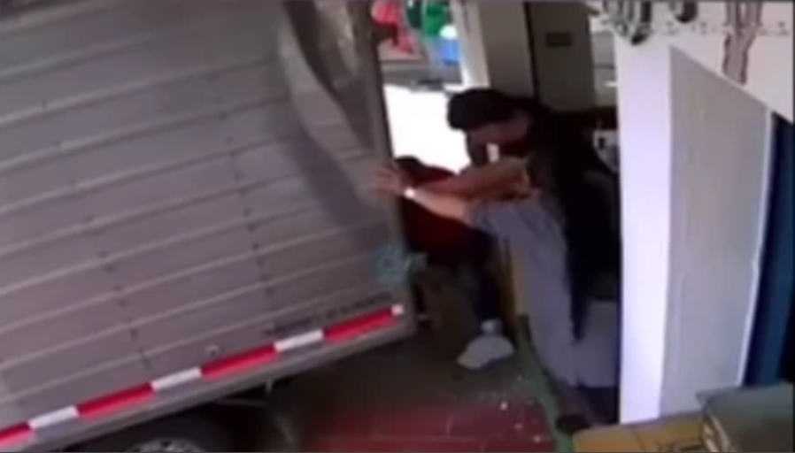 Hombre está vivo de milagro luego de ser embestido por camión en Colombia
