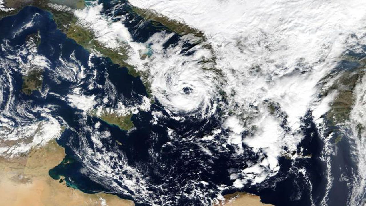 El potencial ciclón tropical Cuatro toca tierra mexicana y sigue su recorrido
