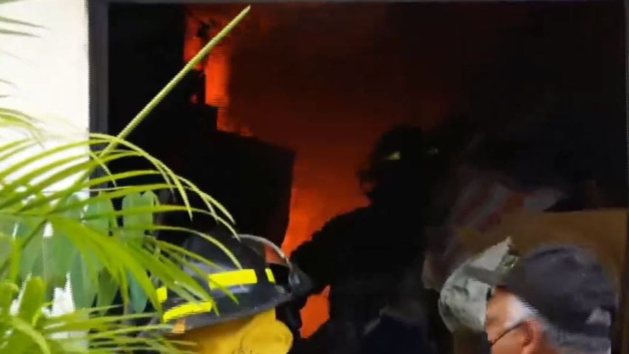 Casa que almacenaba material reciclable es consumida por voraz incendio en SPS