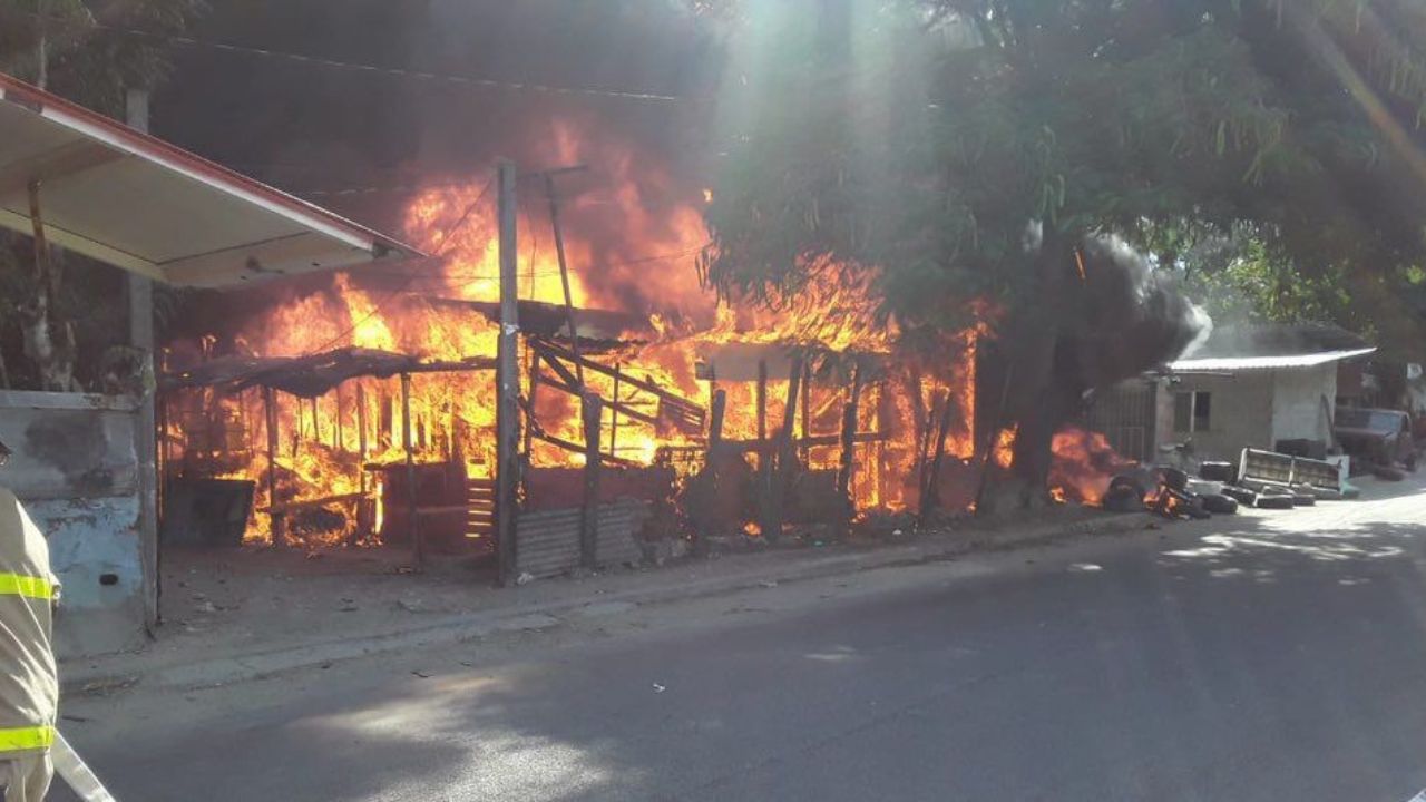 Varias viviendas son consumidas por un voraz incendio en San Pedro Sula