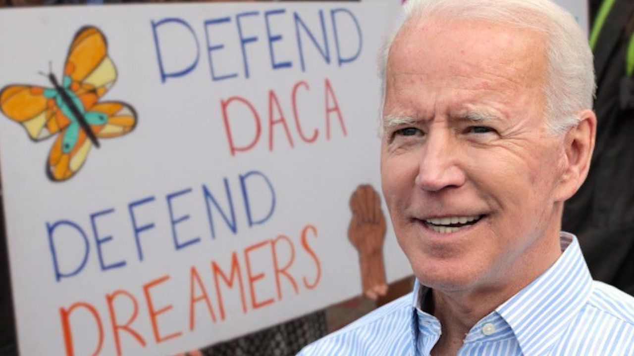 Biden cambia la normativa del programa DACA para protegerlo en los tribunales