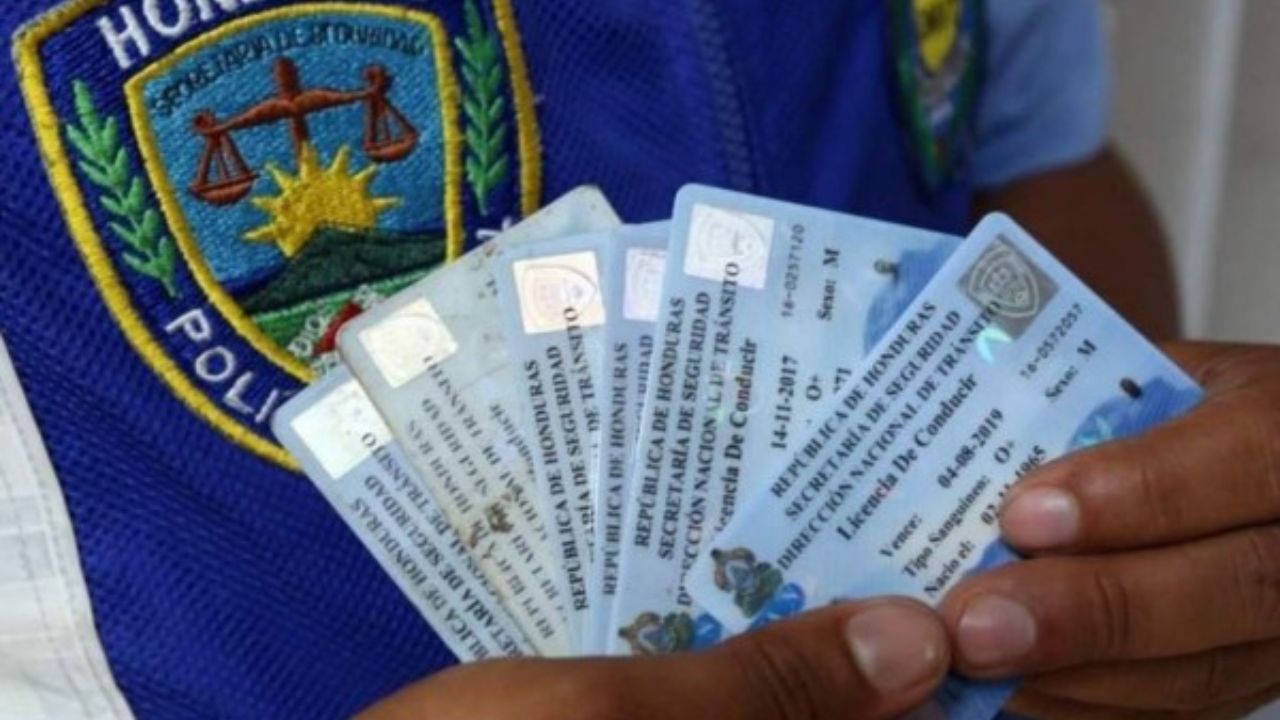 ¿Debo renovar la licencia de conducir en línea o de forma presencial? Te explicamos paso a paso