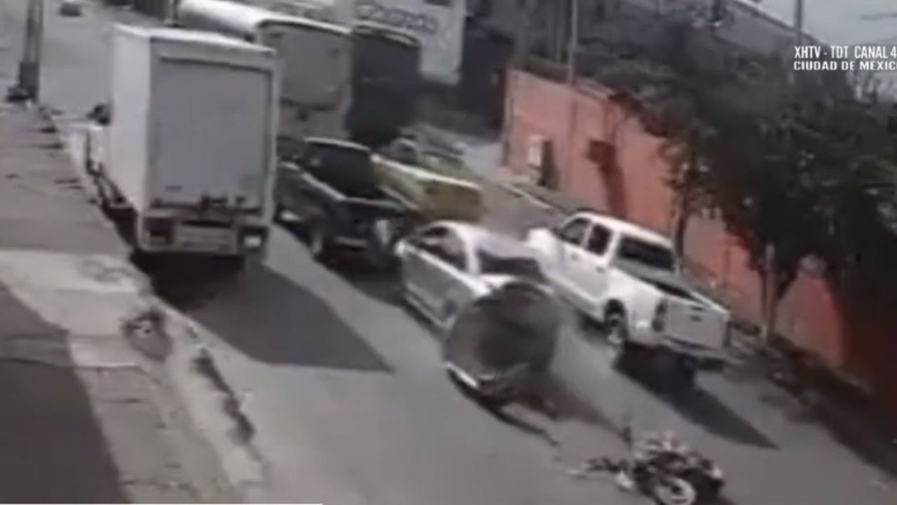 Video: así fue el impactante choque de un motociclista contra un carro en Jalisco
